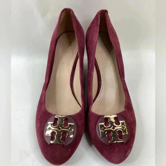 TORY BURCH LUNA EMBELLISHED SUEDE MEDALLION WEDGE HEEL PUMPS SZ 7M - Picture 1 of 15